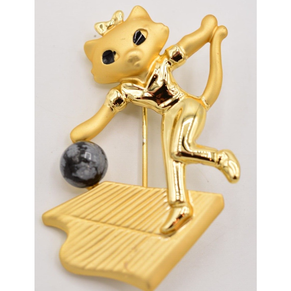 Danecraft Vintage Bowling Cat Pin Brooch Brushed Gold League Signed Nos 80s A21 15$